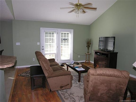 5th image of 126 Chapel Ct
