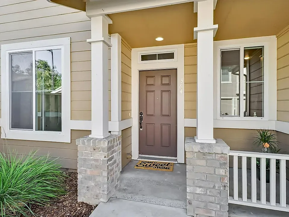 3 bed, 2.5 bath, 1376 sqft, $4,100 — Photo 2