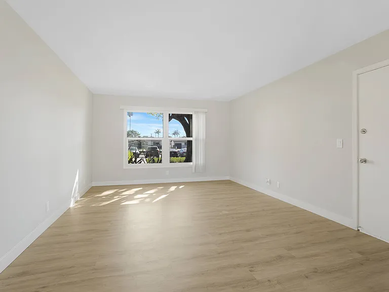 Hollypark Knolls Apartments — Photo 57