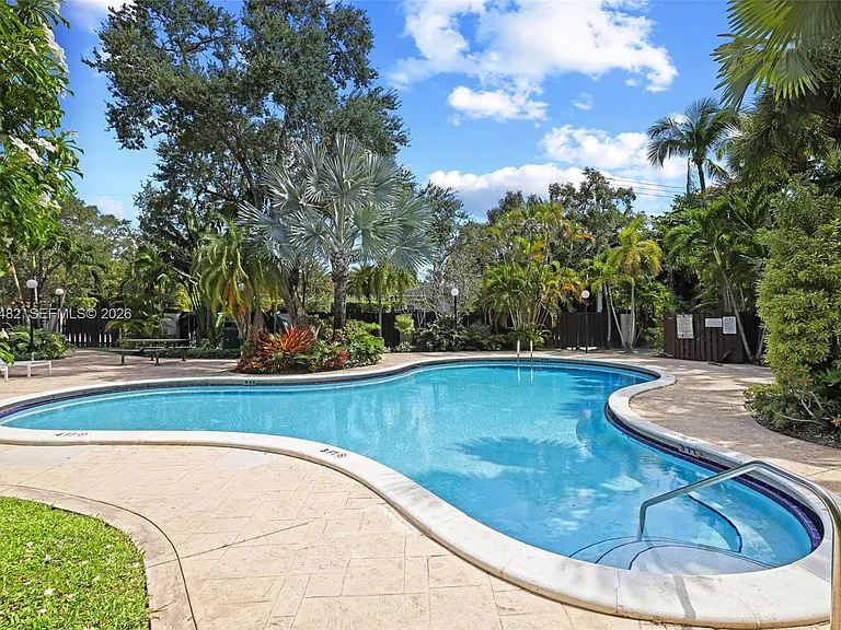 6886 N Kendall Dr #D202 — Photo 20