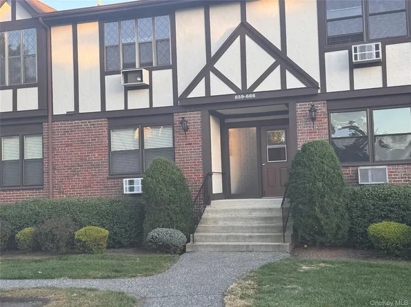 660 Sierra Vista Lane, Valley Cottage, NY 10989
