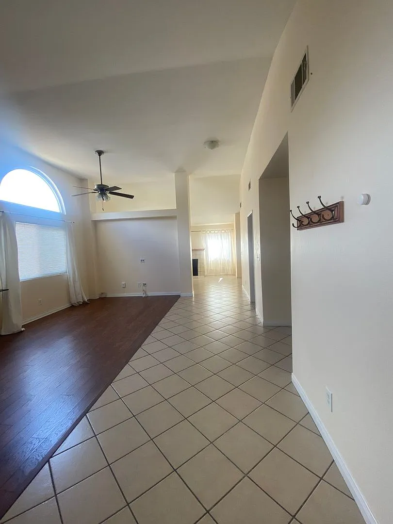 East Palmdale Home — Photo 3