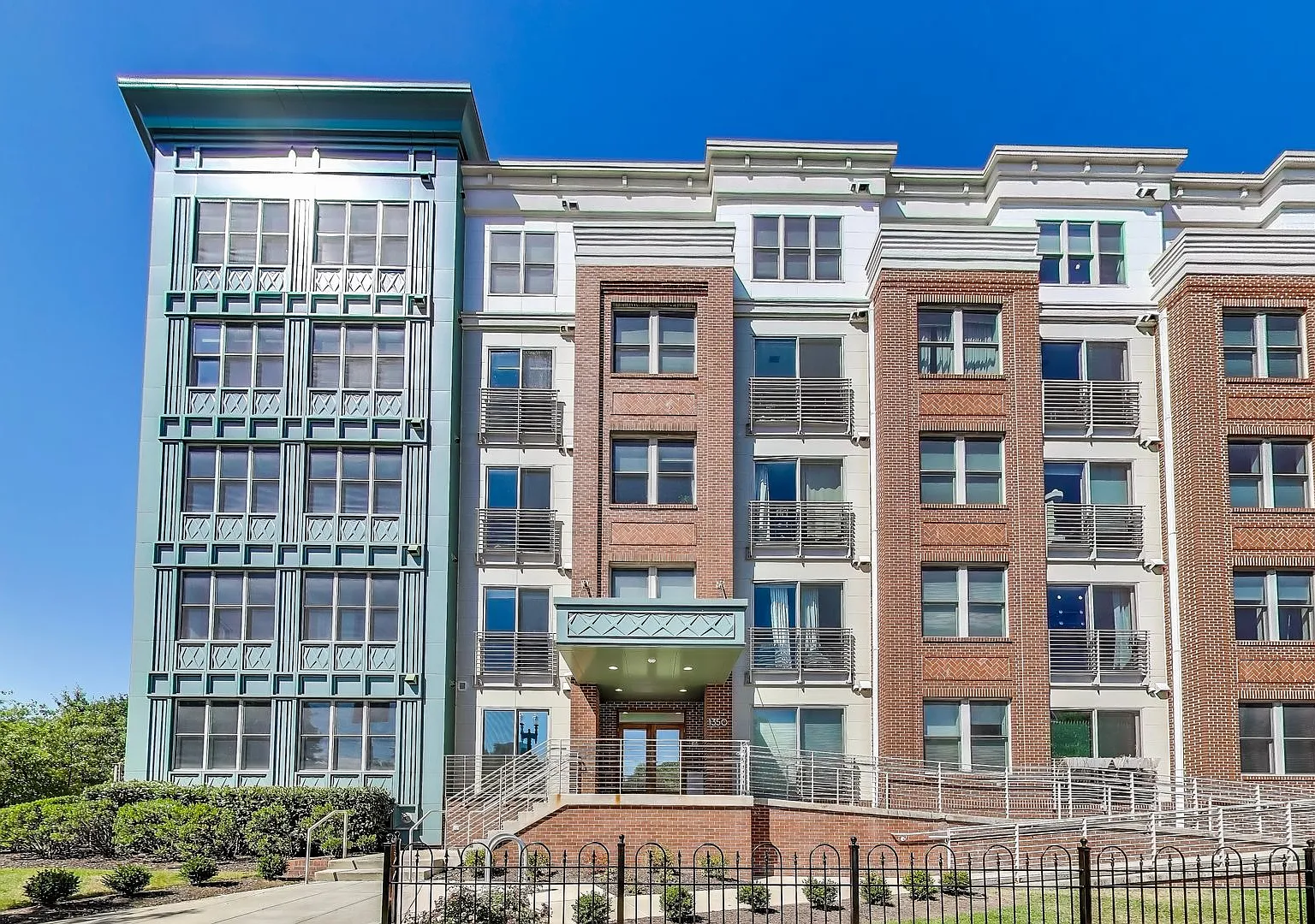 Gorgeous 2 bed + 1 Bath with a VIEW! — Photo 1