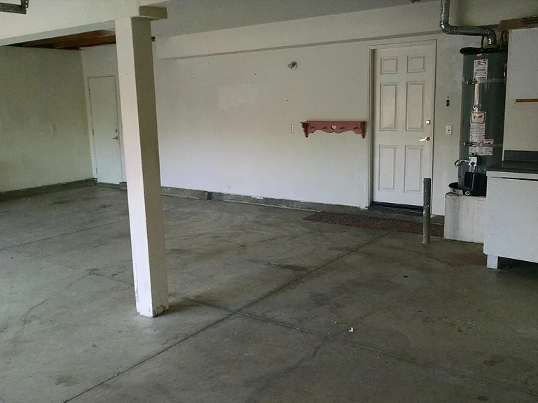 858 Derby St — Photo 10