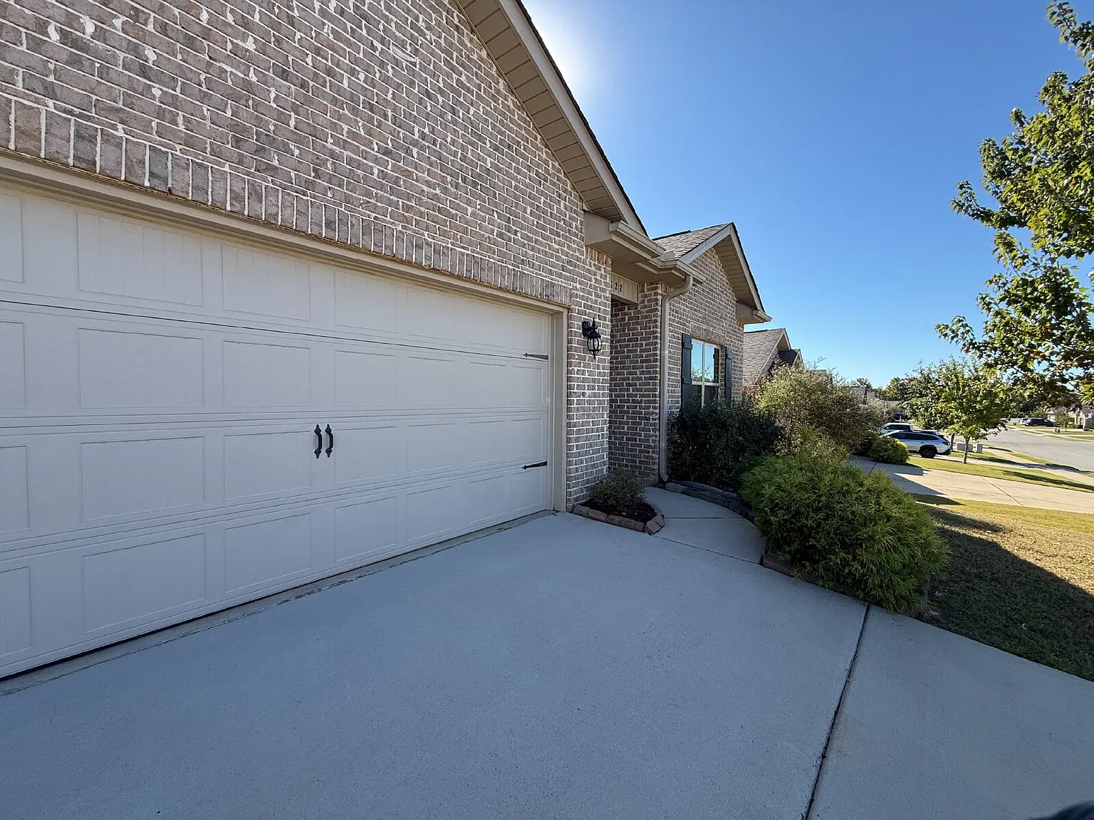 4 bed, 2.0 bath, 1836 sqft, $2,099 — Photo 2