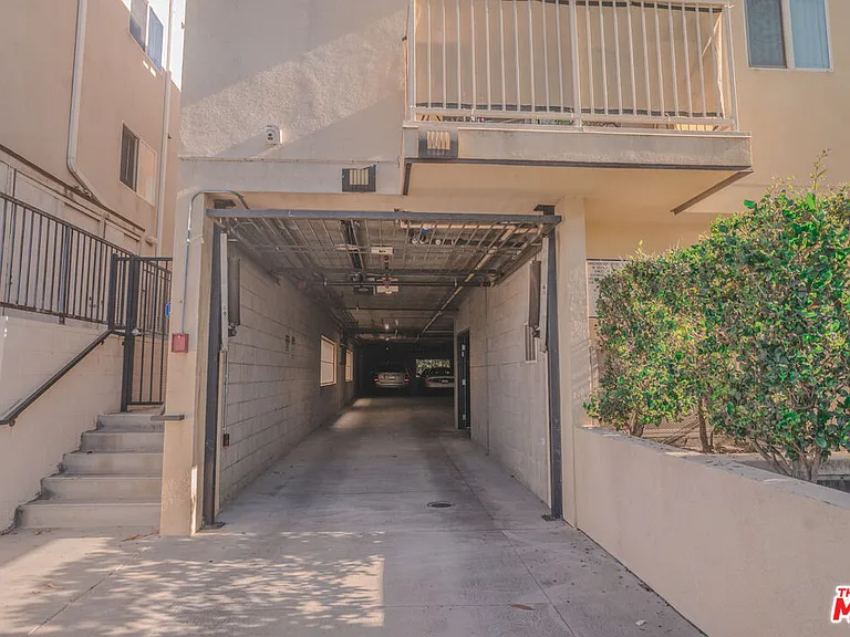 12132 Hart St #301 — Photo 23
