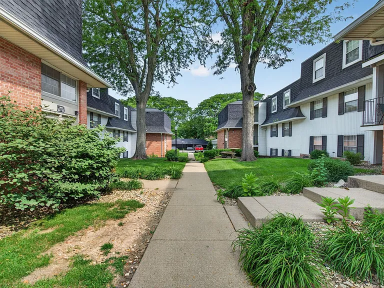 Hollow Hills Apartments — Photo 111