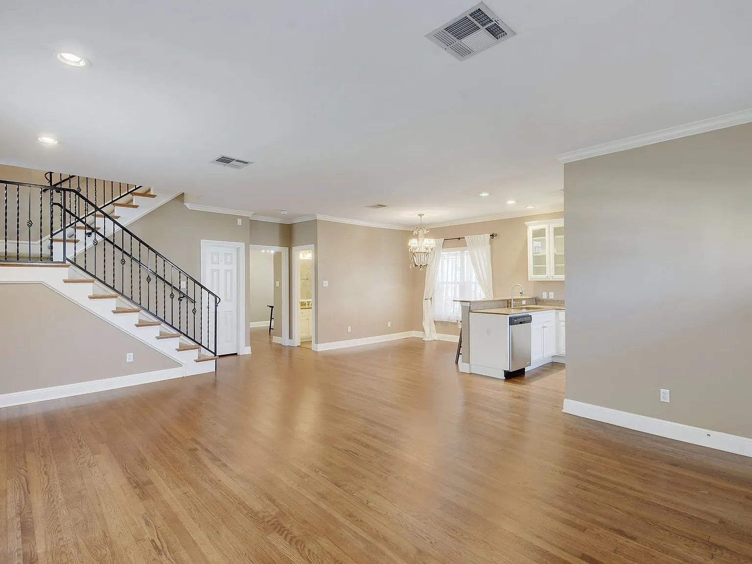 3 bed, 2.0 bath, 1522 sqft, $4,250 — Photo 3
