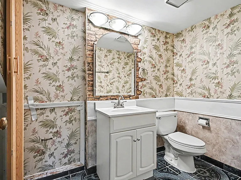 410 Ashwood Ct — Photo 10