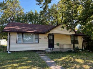 2201 SW Kensington Ct, Topeka, KS 66606