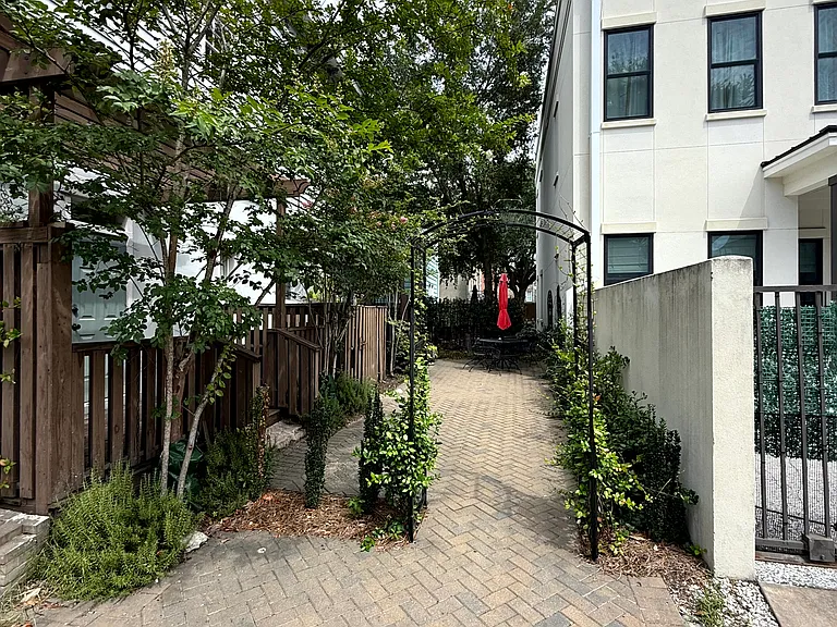 227 W Hall St — Photo 16