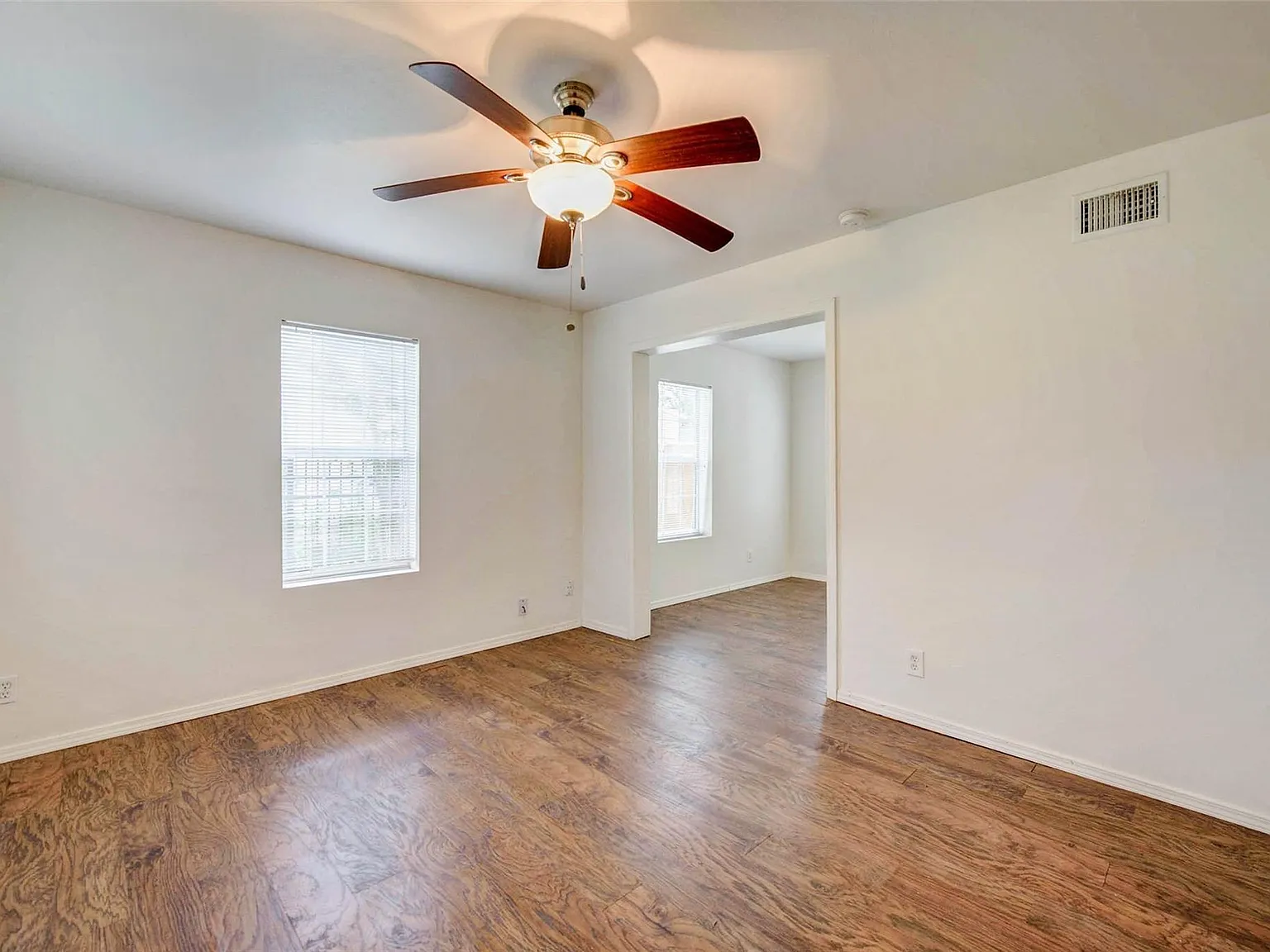 2 bed, 1.0 bath, 926 sqft, $1,350 — Photo 2
