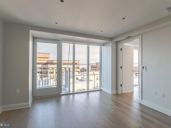 4th image of 925 N Fairfax St #606