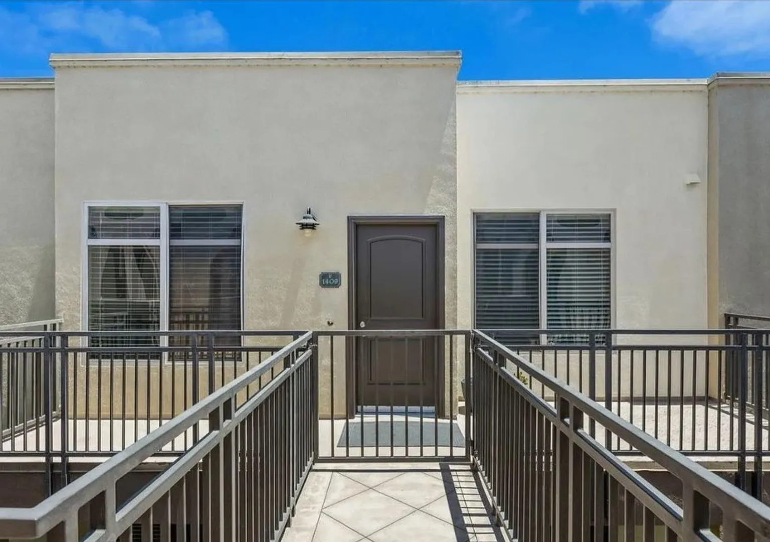 Gorgeous Oceanside Condo — Photo 2