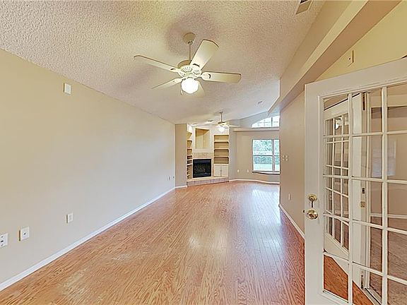 3rd image of 1017 Royal Oaks Dr