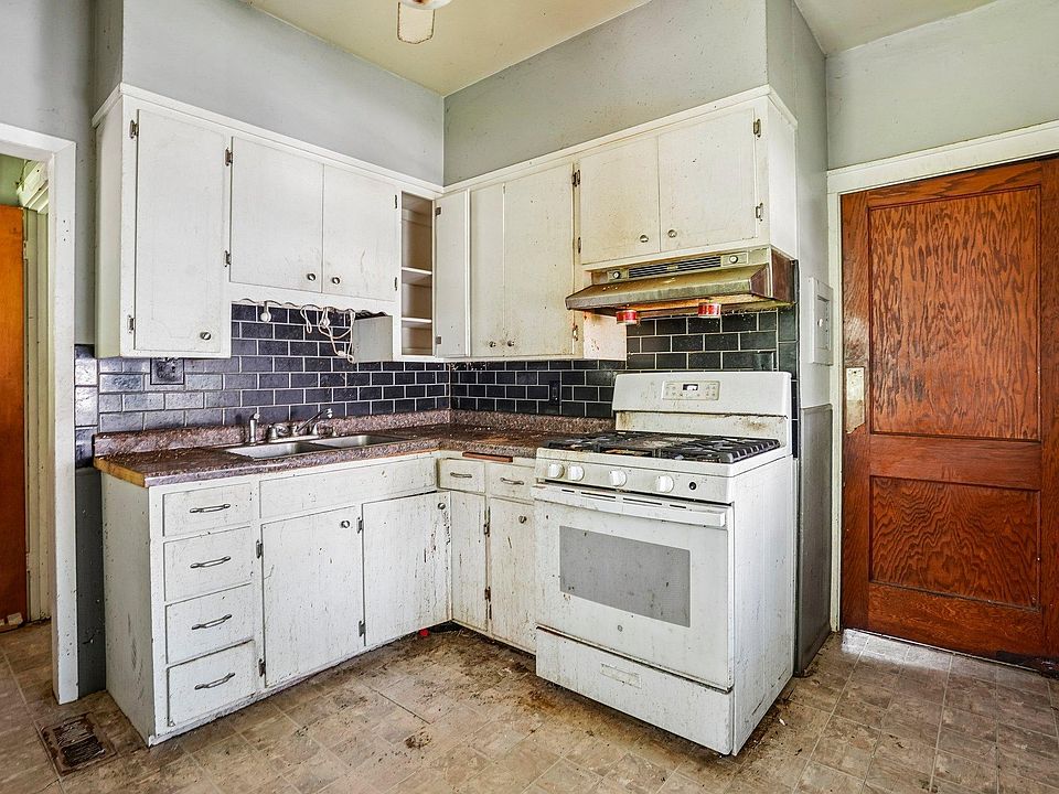 2nd image of 1615 7th St E