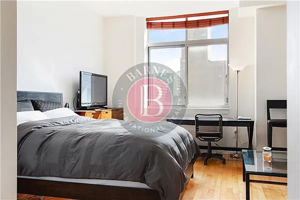 Sold by Warburg | media 8