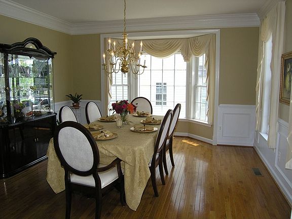 DR mirrors LR w/bow window 