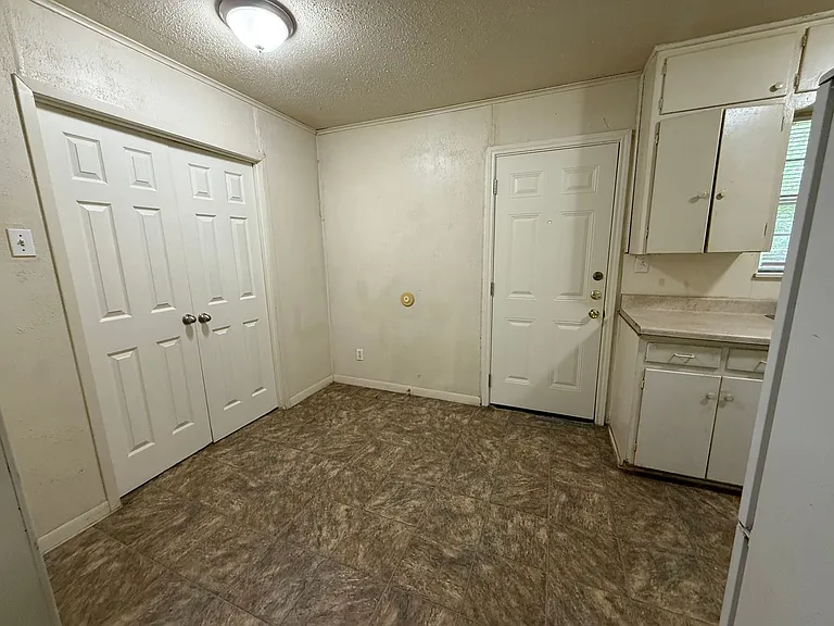 503 E Dean Ave — Photo 4