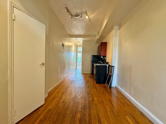 2nd image of 171 Stanhope St APT 1R