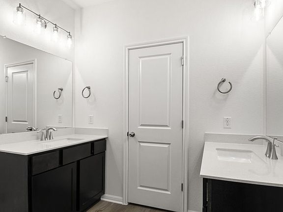 8_PrimaryBathroom3