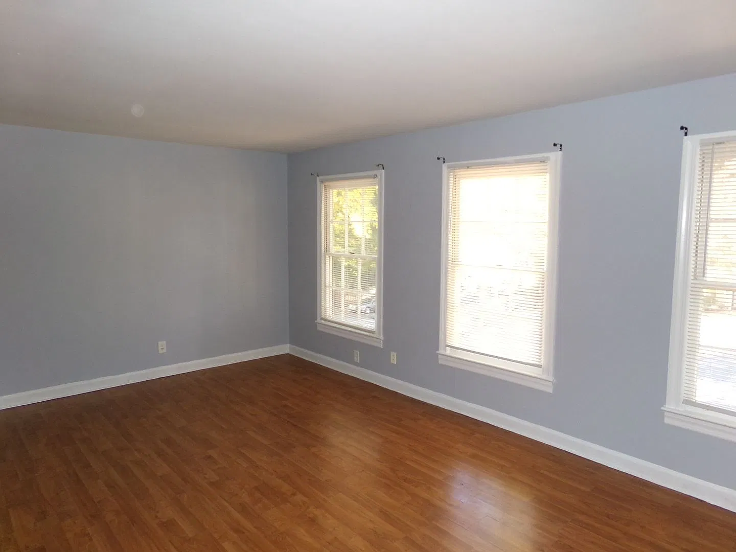 Large 2 Bedroom — Photo 3
