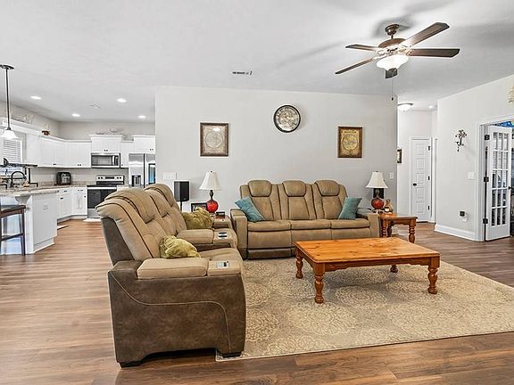 3rd image of 102 Claussen Dr