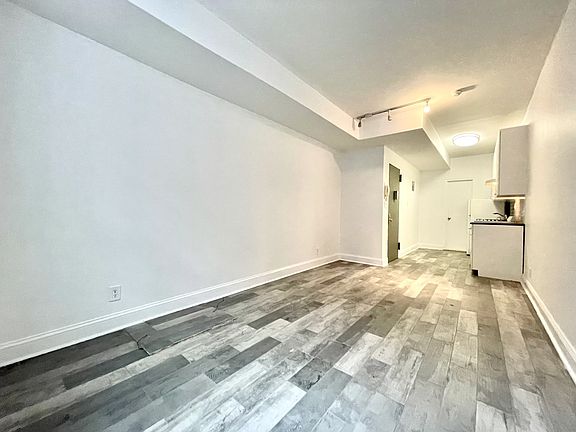 3rd image of 281 W 11th St #Lc