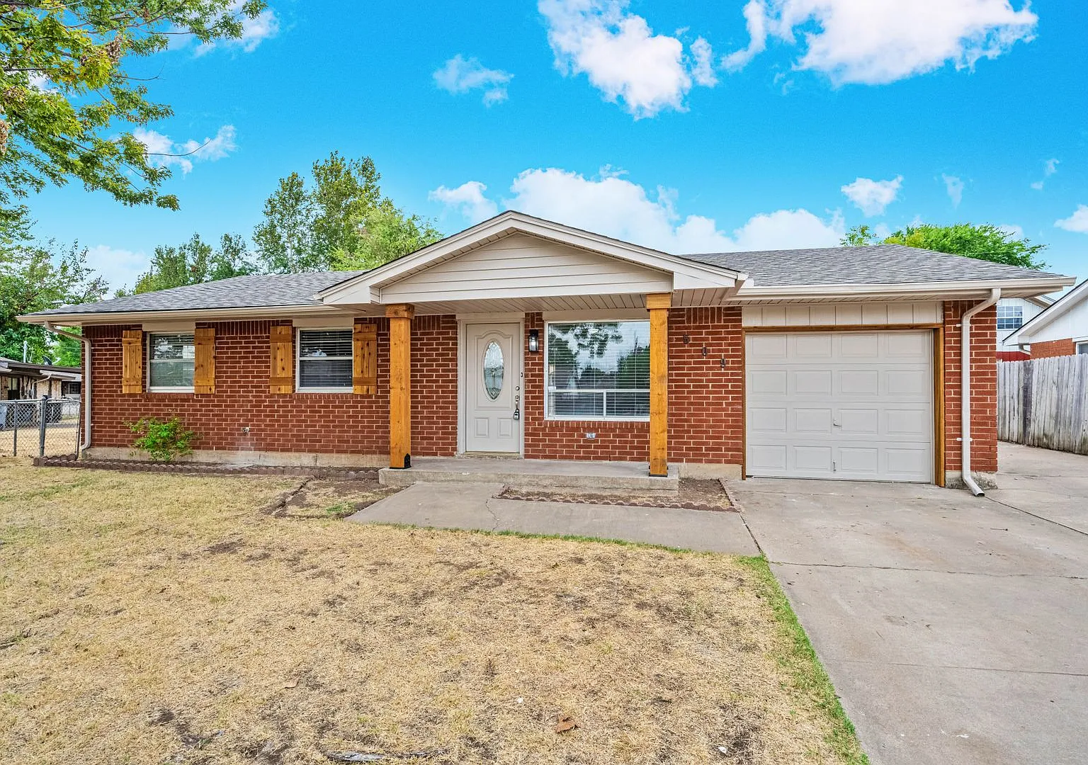 509 NE Cimarron Circle - Hot new listing! — Photo 1