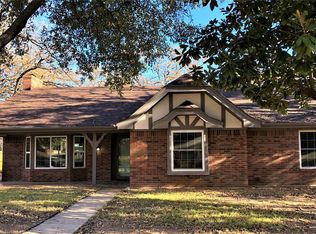 1921 Bay Oaks Ct, Fort Worth, TX 76112