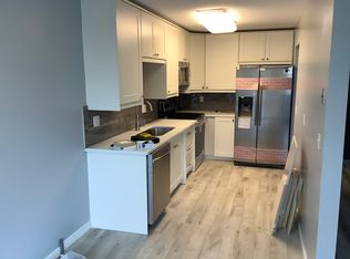 1013 Pontiac Ln, Chanhassen, MN 55317