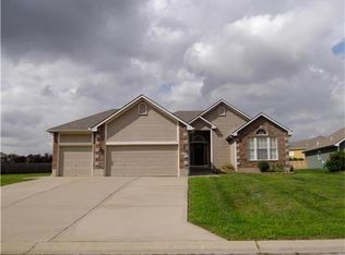 900 SE Hocker Cir, Lees Summit, MO 64081