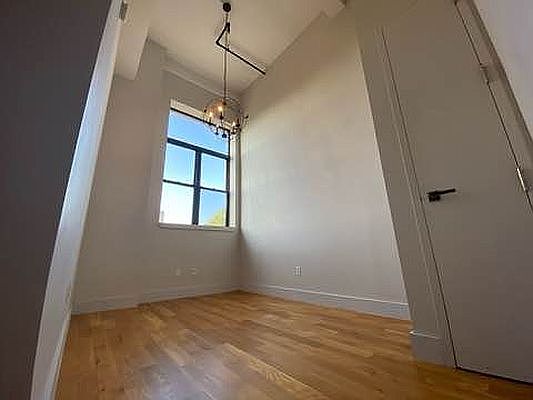 4th image of 372 Kosciusko St #305