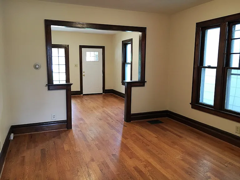 431-433 E Tompkins St — Photo 5