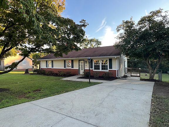 3rd image of 905 Essex Dr