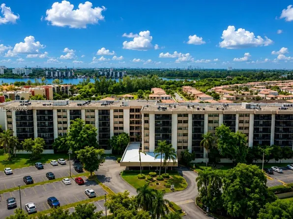 900 NE 195th St APT 109, North Miami Beach, FL 33179