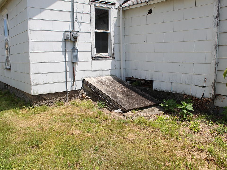 2nd image of 916 W Broadway St