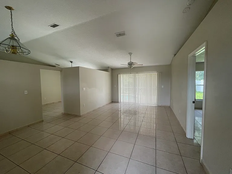 569 Pinehurst Cv — Photo 3