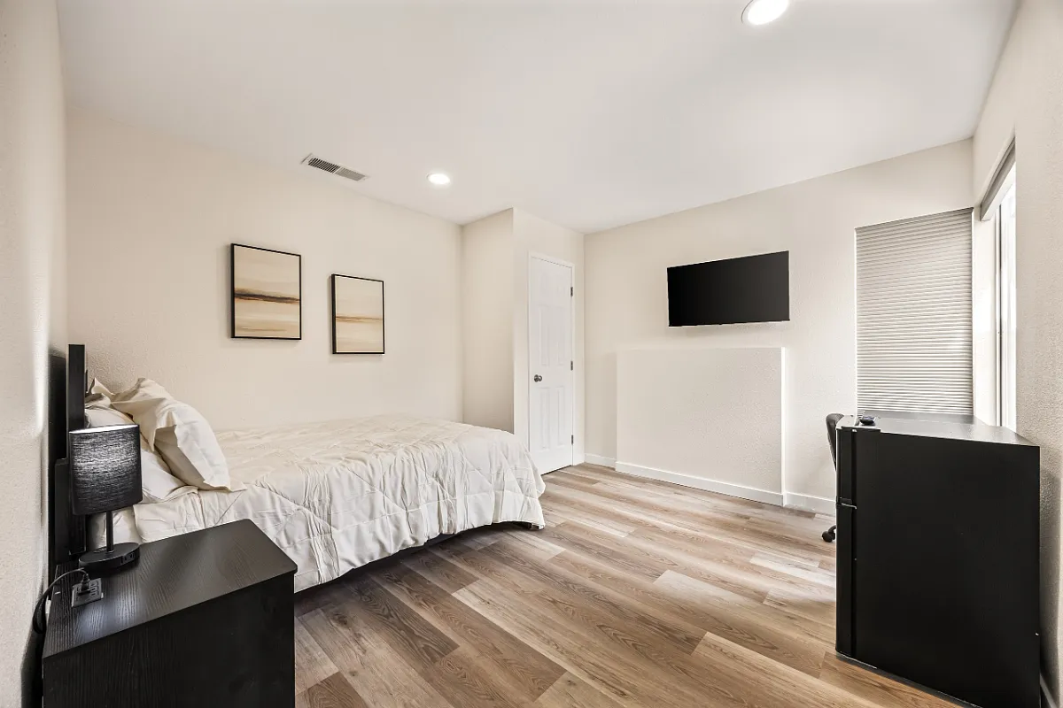 Studio, $999 — Photo 1