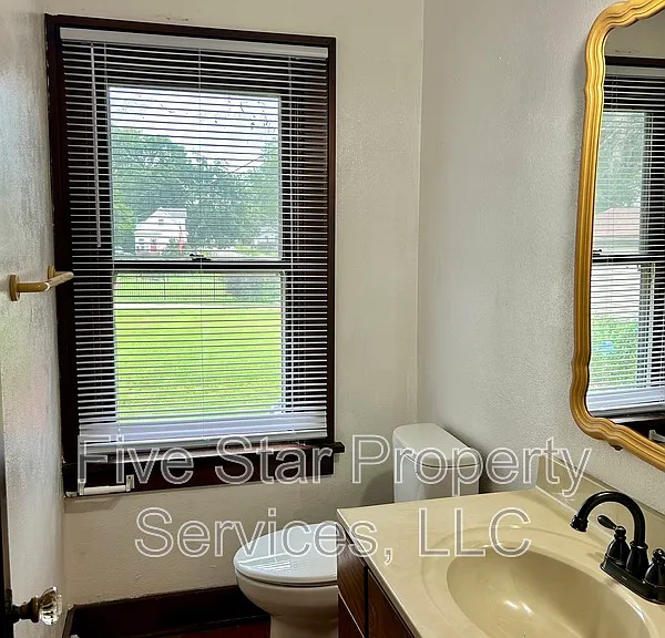 2360 S 9th St — Photo 11