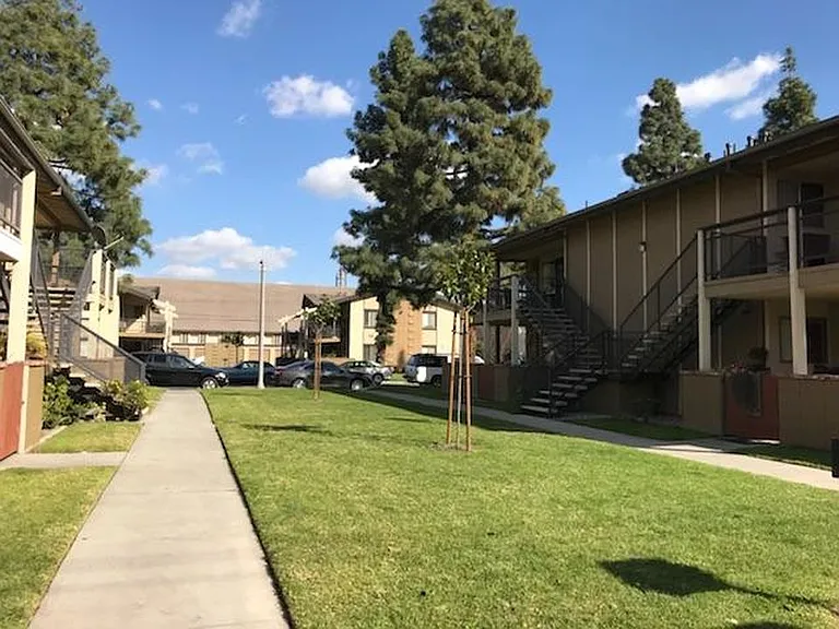 Greenbriar Woods Apartments — Photo 8