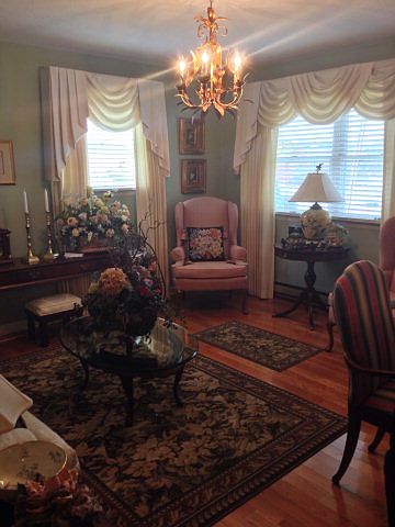 2nd image of 906 Thorn St