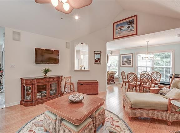 5th image of 118 Woodbend Dr