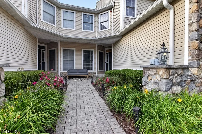 3 bed, 3.5 bath, 3100 sqft, $5,850 — Photo 3