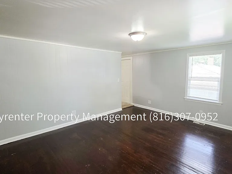 802 S Logan Ave — Photo 4