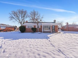 8680 Mercedes St, Dearborn Heights, MI 48127