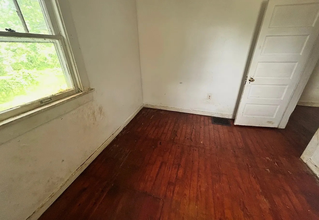 1174 West King Street — Photo 4