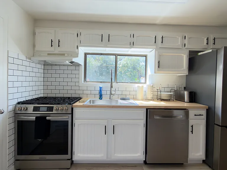 105 Esther St — Photo 9