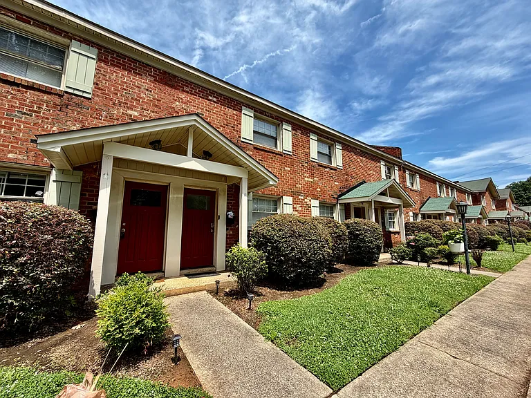 1207 Green Oaks Ln #J — Photo 1
