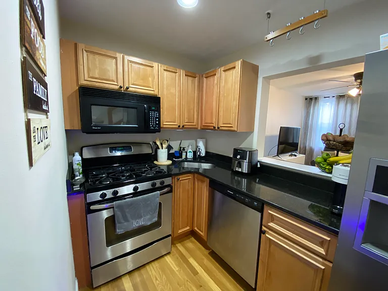 470 E 3rd St #1 — Photo 6